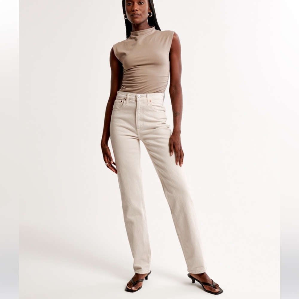 Abercrombie Ultra High Rise 90s Straight Jeans in Stone 28 Short